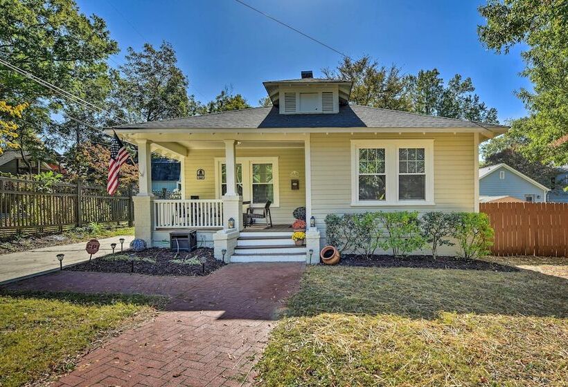 Charming Charlotte Abode W/ Deck & Fire Pit!