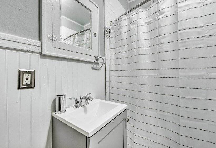 Charming Charlotte Abode W/ Deck & Fire Pit!