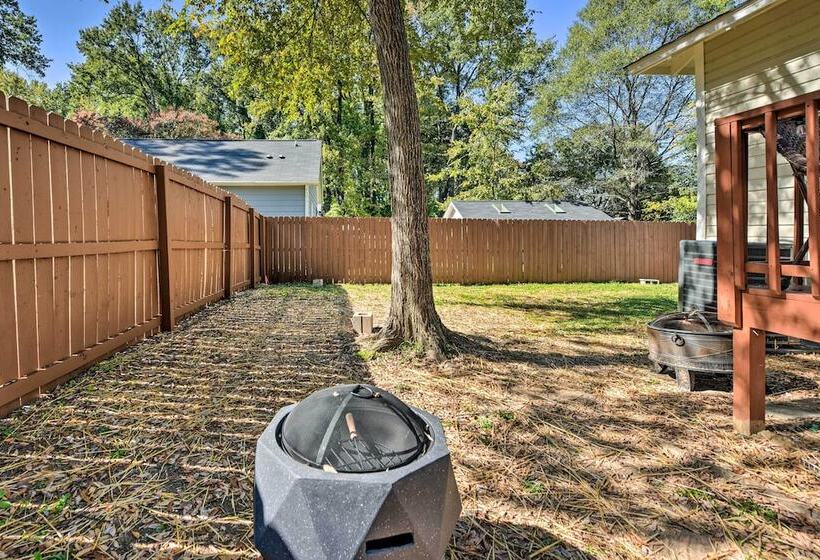 Charming Charlotte Abode W/ Deck & Fire Pit!