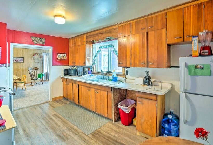 Charming  Corral Creek Ranch House  In Circle