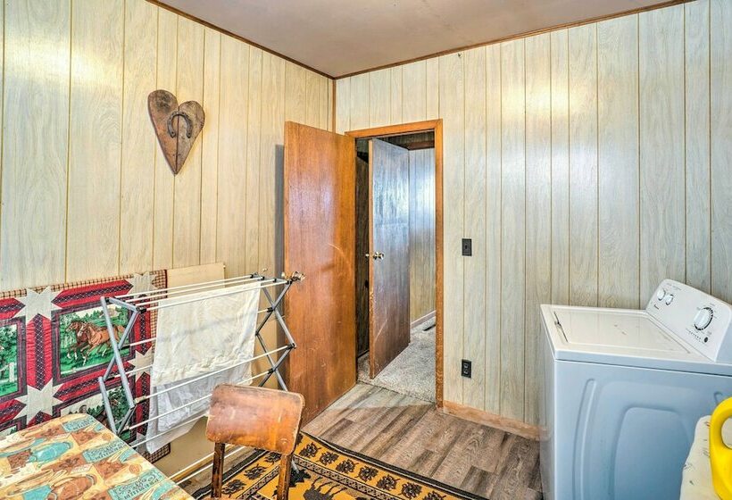 Charming  Corral Creek Ranch House  In Circle