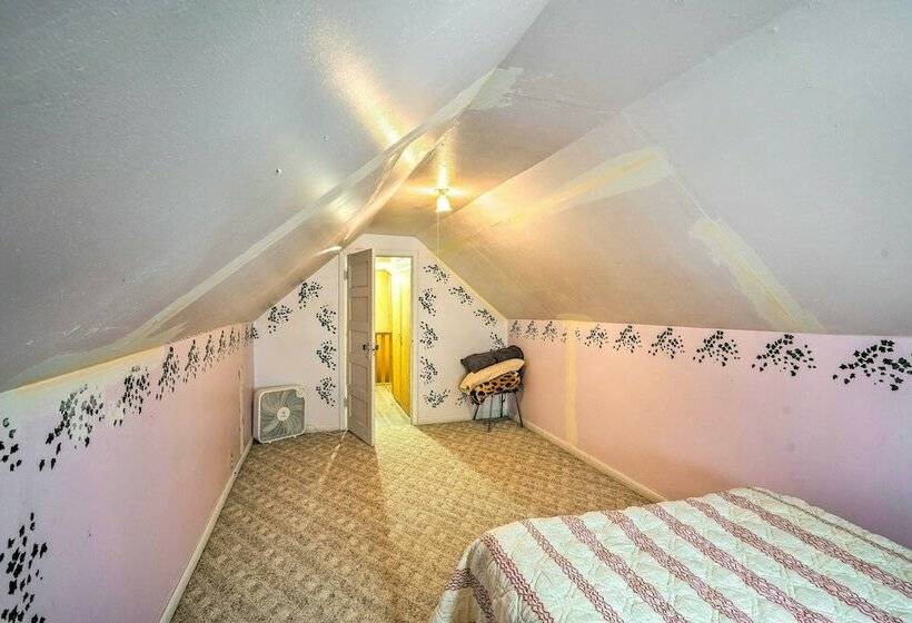 Charming  Corral Creek Ranch House  In Circle