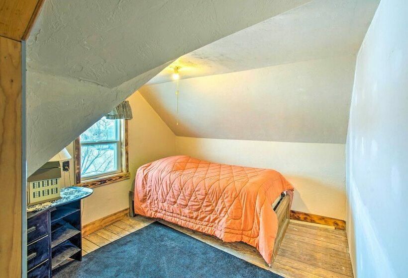 Charming  Corral Creek Ranch House  In Circle