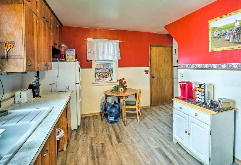 Charming  Corral Creek Ranch House  In Circle