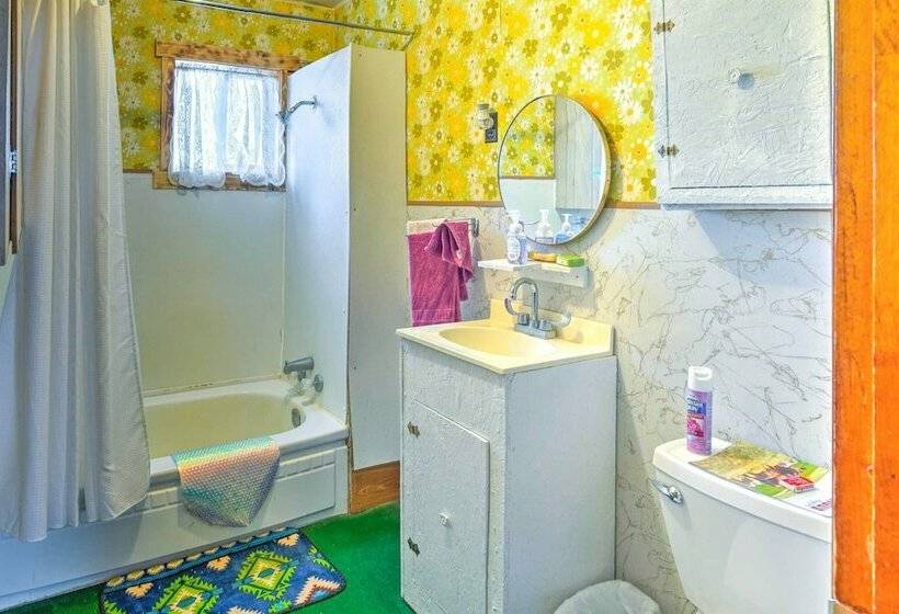 Charming  Corral Creek Ranch House  In Circle