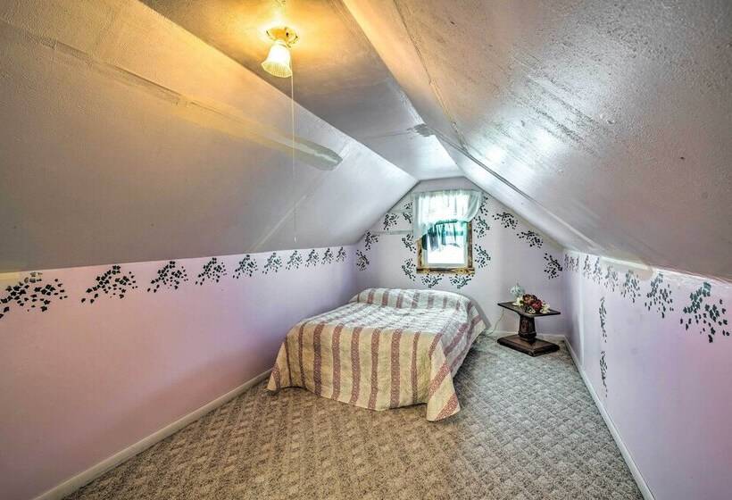 Charming  Corral Creek Ranch House  In Circle