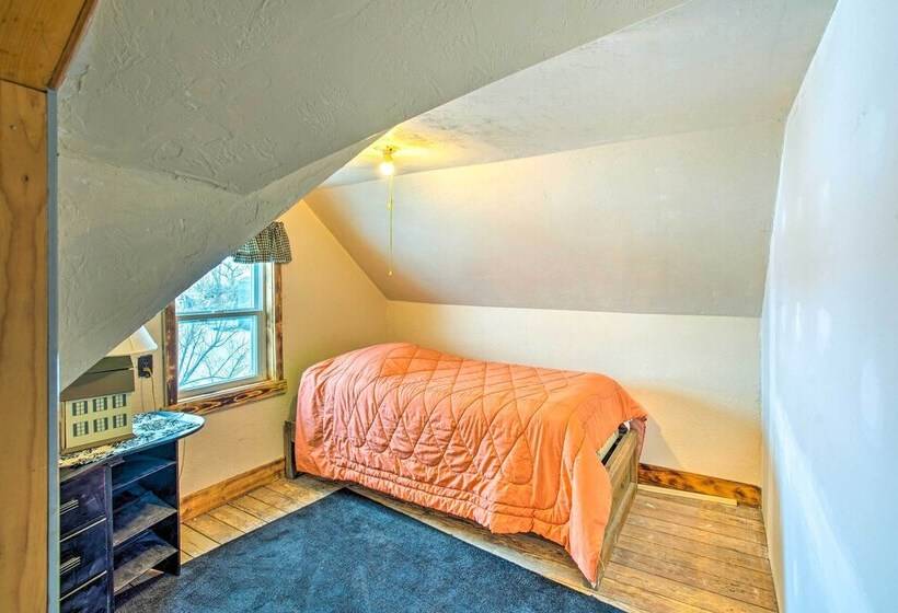 Charming  Corral Creek Ranch House  In Circle