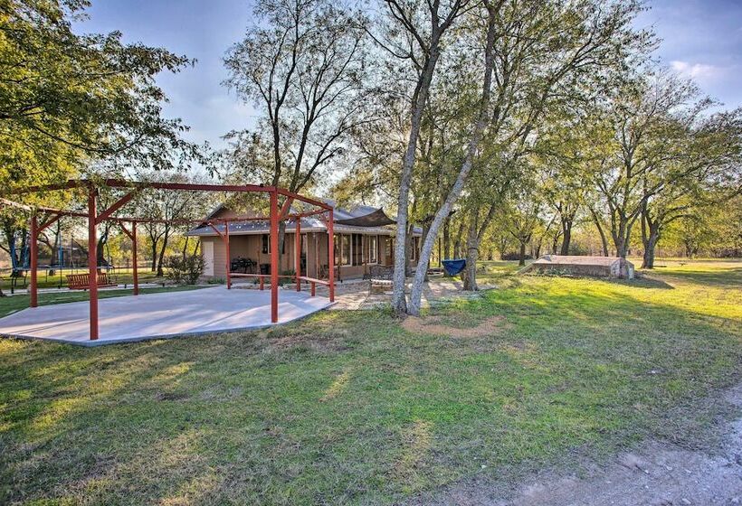 Charming Gainesville Retreat: Barn, Horses Welcome
