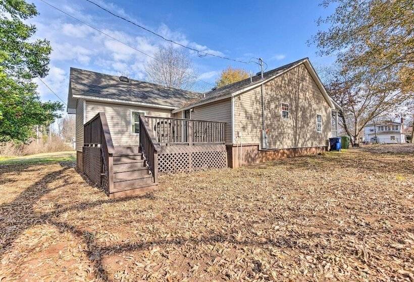 Charming Huntsville Home W/ Deck!