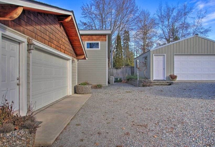 Charming Lakefront Cabin W/ Deck & Fire Pit!