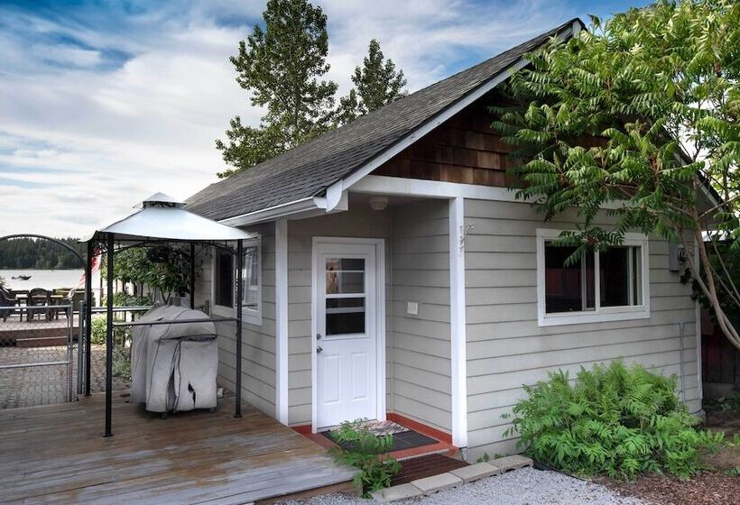 Charming Lakefront Cabin W/ Deck & Fire Pit!