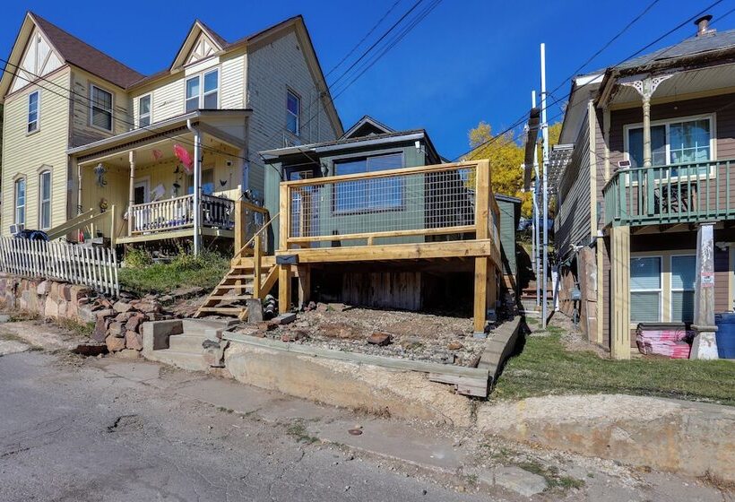 Centrally Located Mountain Getaway In Lead!