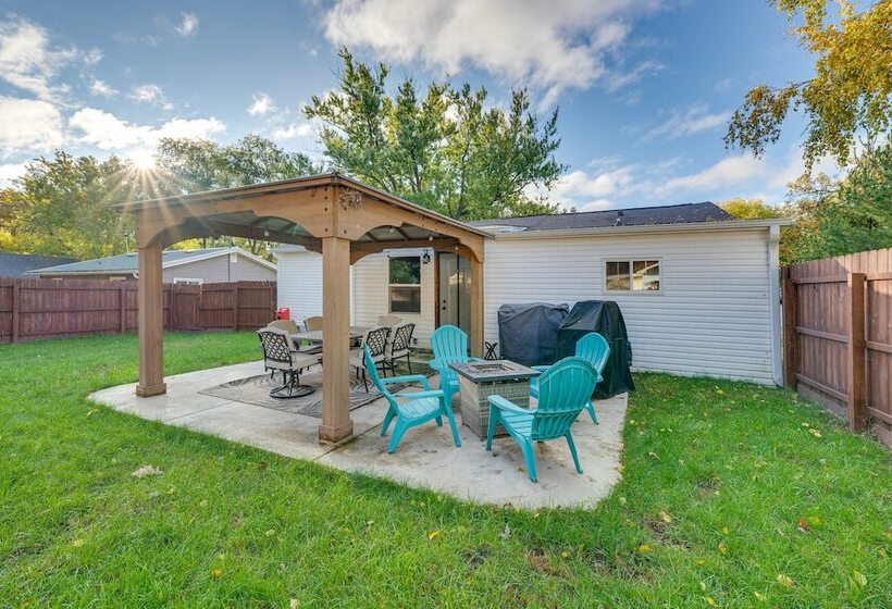 Charming Retreat   Walk To Lake Koshkonong!