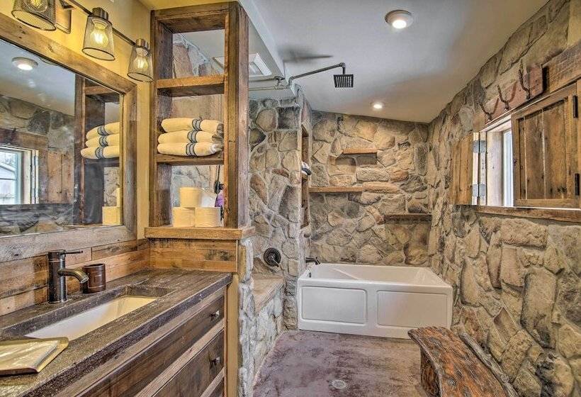 Charming Retreat   Walk To Lake Koshkonong!