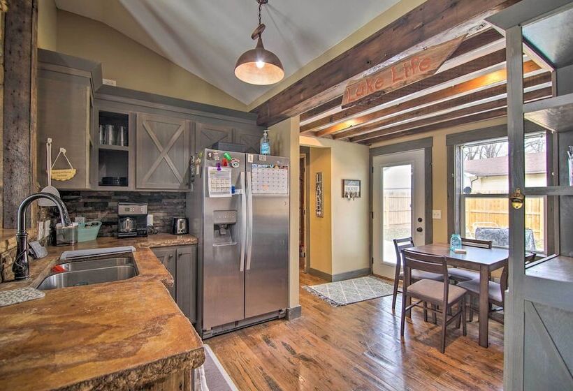 Charming Retreat   Walk To Lake Koshkonong!