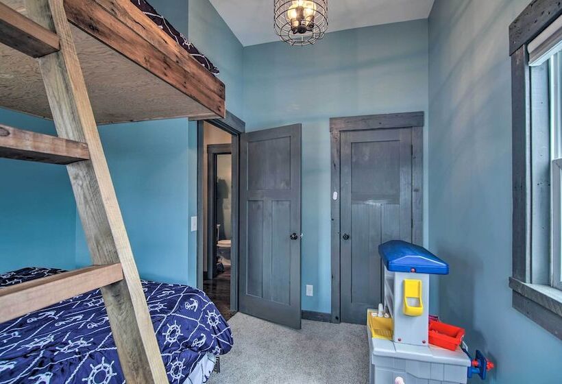 Charming Retreat   Walk To Lake Koshkonong!