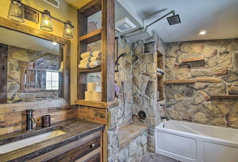 Charming Retreat   Walk To Lake Koshkonong!