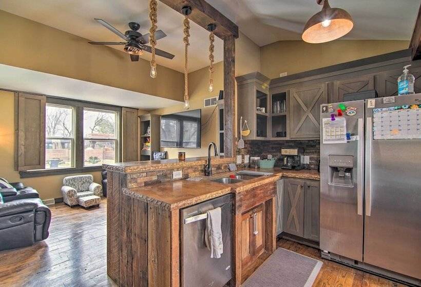 Charming Retreat   Walk To Lake Koshkonong!