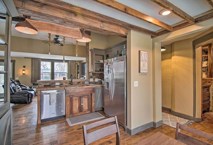 Charming Retreat   Walk To Lake Koshkonong!