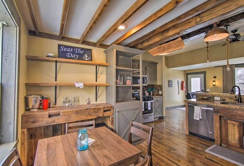 Charming Retreat   Walk To Lake Koshkonong!