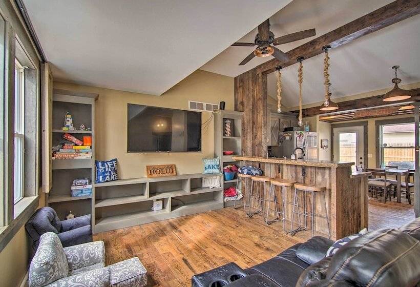 Charming Retreat   Walk To Lake Koshkonong!