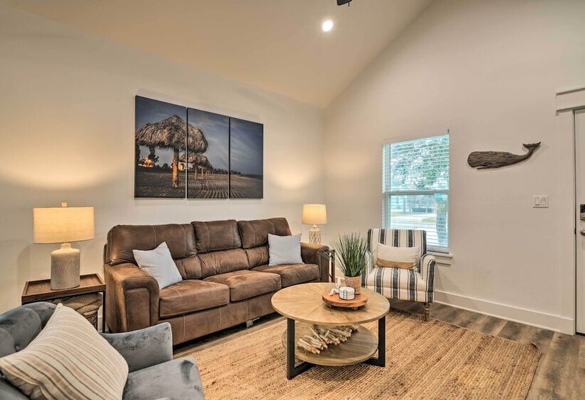 4 Mi To Boat Ramp: Charming Rockport Home