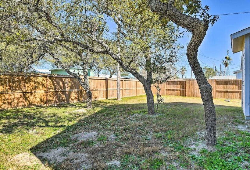 4 Mi To Boat Ramp: Charming Rockport Home