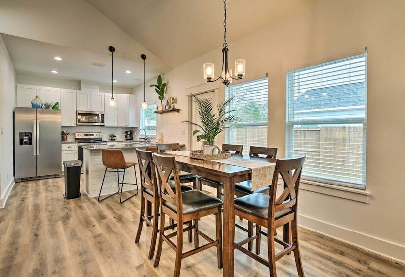 4 Mi To Boat Ramp: Charming Rockport Home