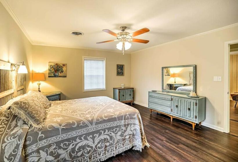 Charming Starkville House W/ Yard   2 Mi To Msu!