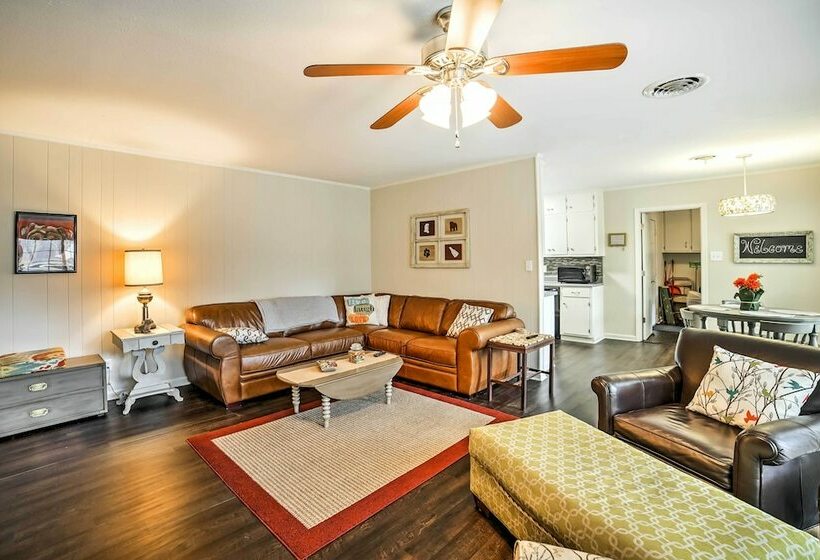 Charming Starkville House W/ Yard   2 Mi To Msu!