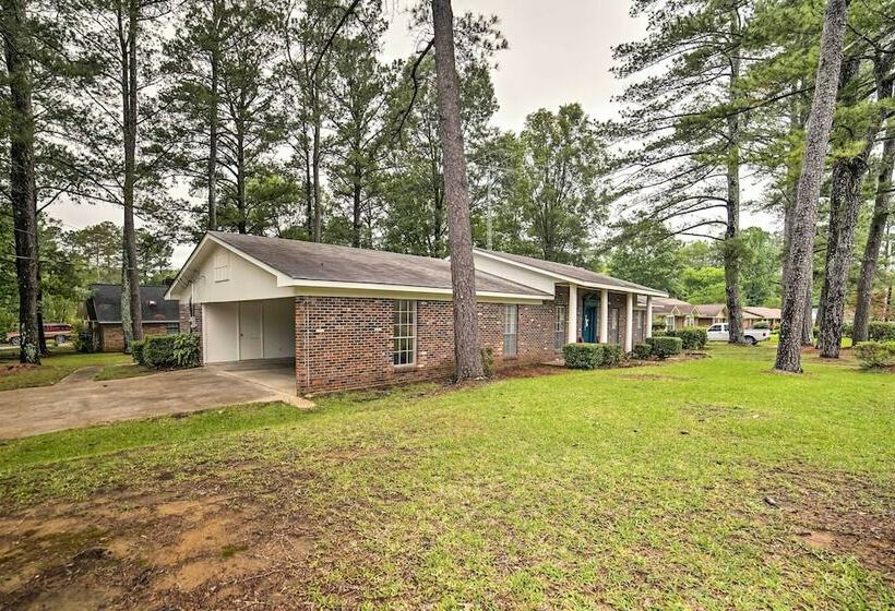 Charming Starkville House W/ Yard   2 Mi To Msu!
