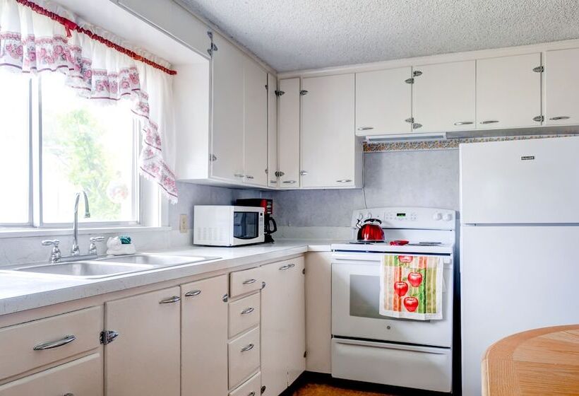 Charming Tropic Home By A Farm: Near Bryce Canyon!