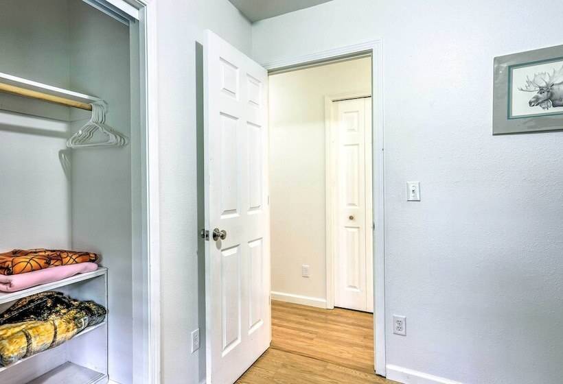 Charming Wasilla Retreat: Walk To Lake Lalen!