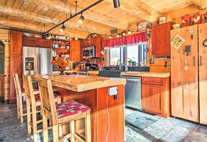 Chic Brandon Cabin W/ Pool, Hot Tub + Sauna!