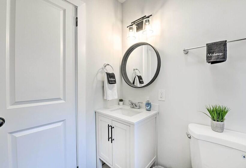 Chic Charlotte Retreat < 3 Miles To Downtown!