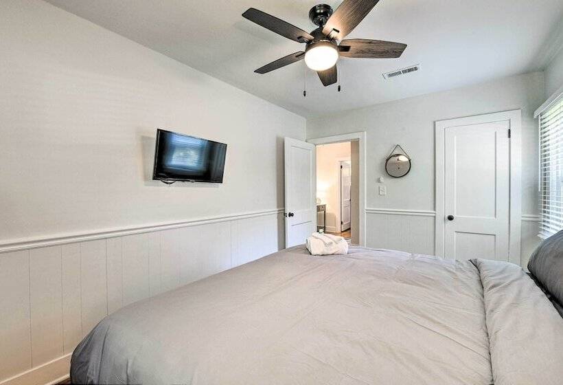 Chic Charlotte Retreat < 3 Miles To Downtown!