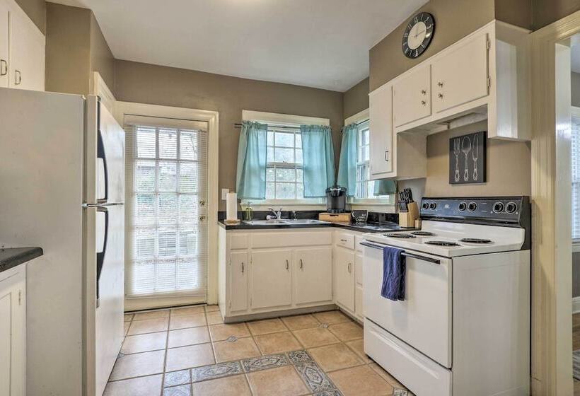 Chic & Cozy Greensboro Home, 2 Mi To Dtwn!