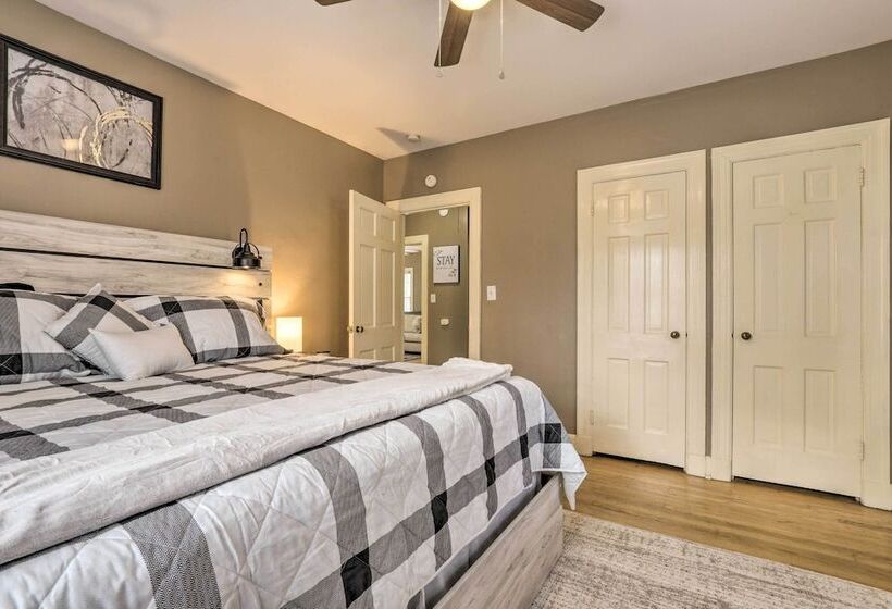 Chic & Cozy Greensboro Home, 2 Mi To Dtwn!