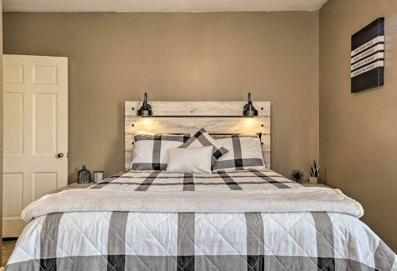 Chic & Cozy Greensboro Home, 2 Mi To Dtwn!