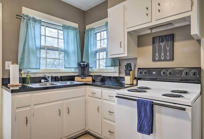 Chic & Cozy Greensboro Home, 2 Mi To Dtwn!