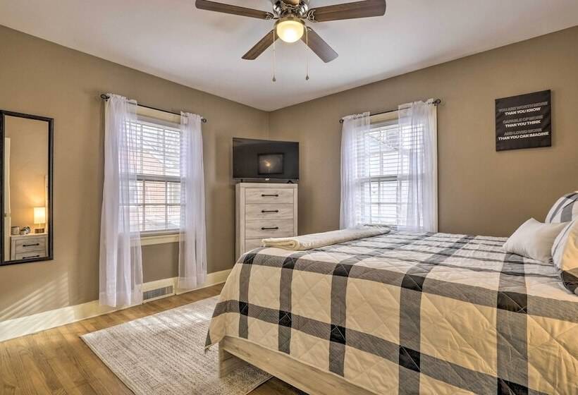 Chic & Cozy Greensboro Home, 2 Mi To Dtwn!