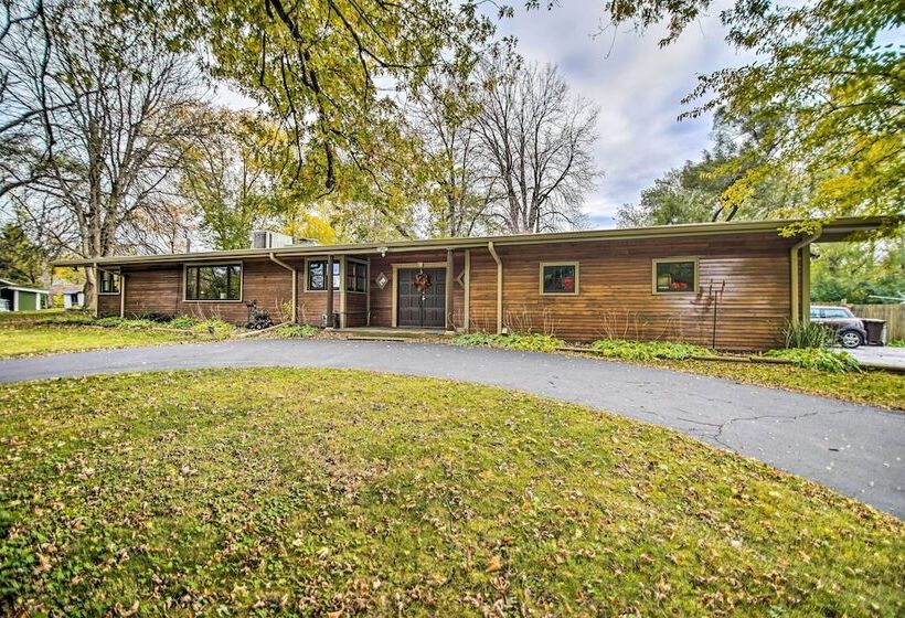 Fox River Grove Home: Pets Welcome!