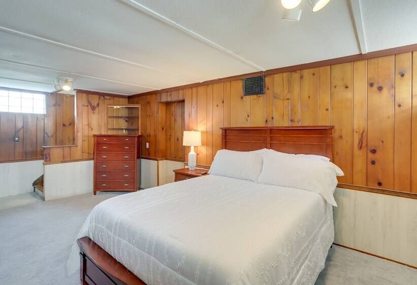 Chic Home W/ Deck, Walk To Lake Erie!