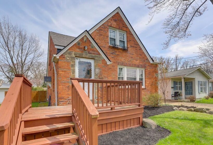 Chic Home W/ Deck, Walk To Lake Erie!