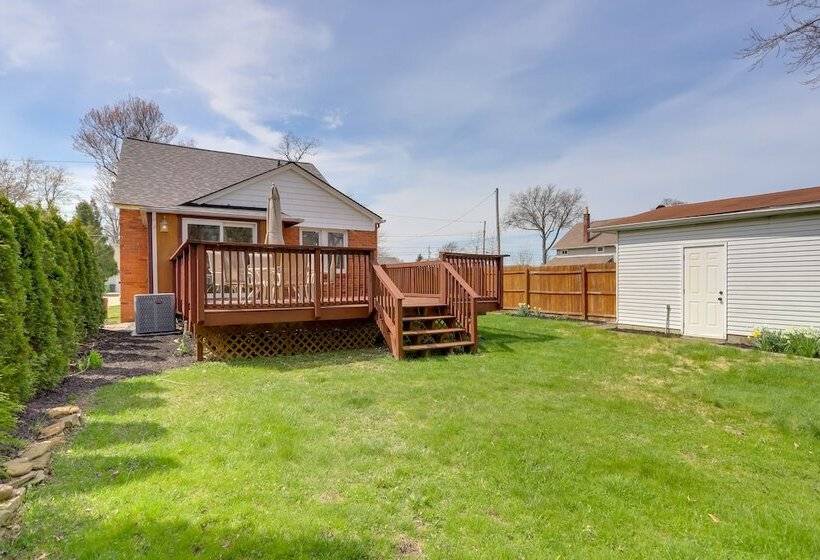 Chic Home W/ Deck, Walk To Lake Erie!