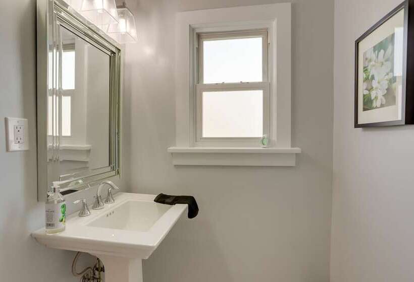 Chic Home W/ Deck, Walk To Lake Erie!