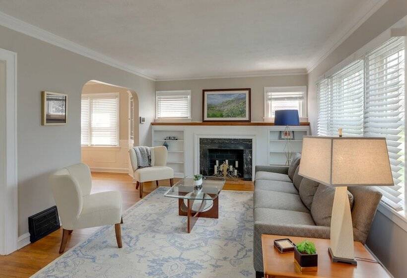 Chic Home W/ Deck, Walk To Lake Erie!