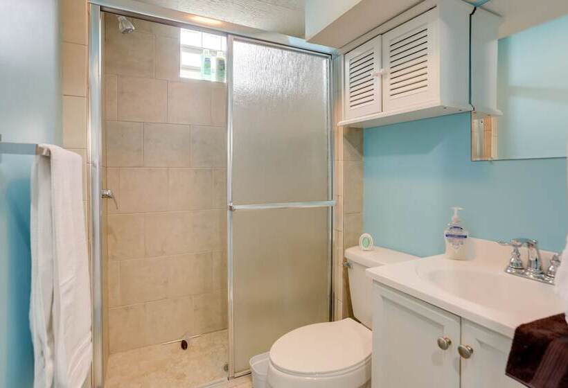 Chic Home W/ Deck, Walk To Lake Erie!