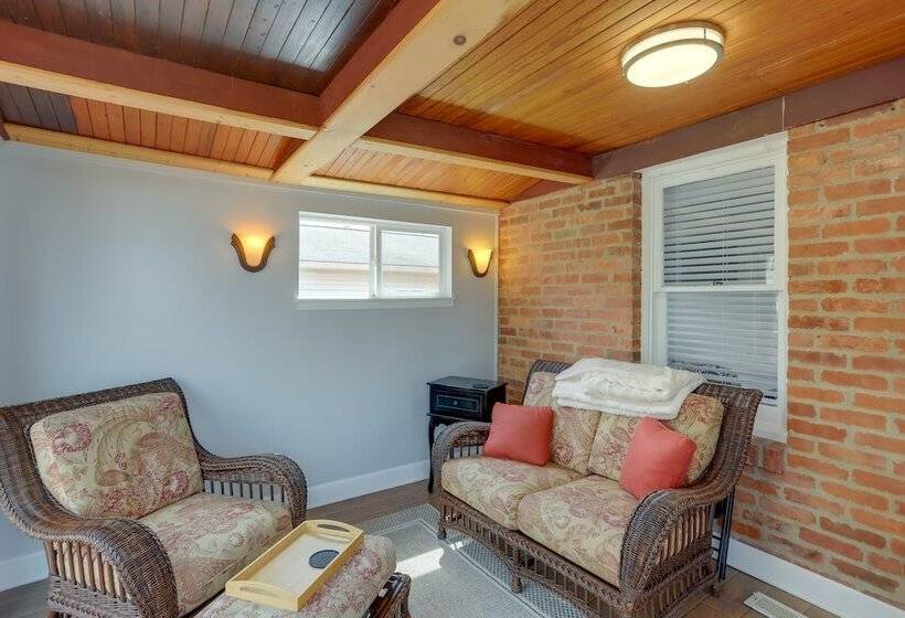 Chic Home W/ Deck, Walk To Lake Erie!