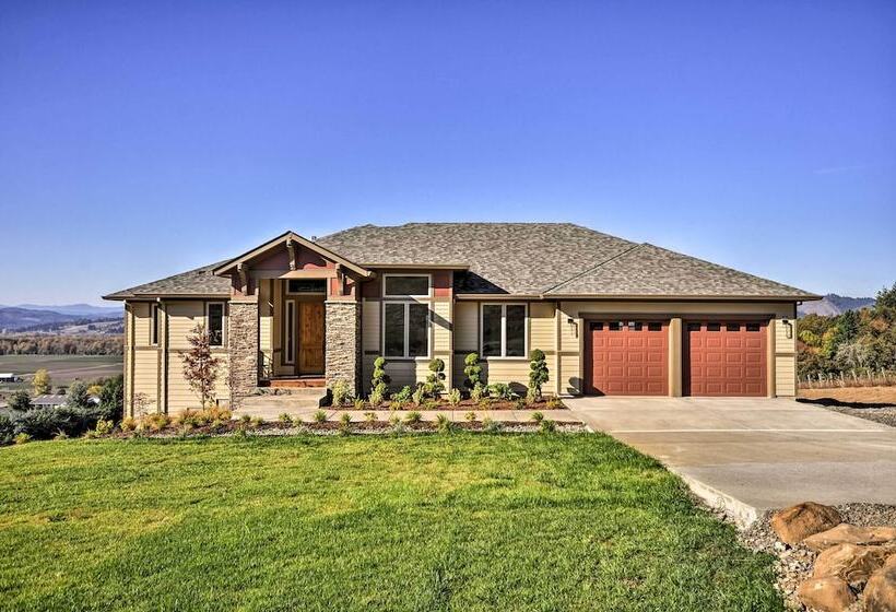Chic Willamette Valley Home W/ Deck & Vineyard!